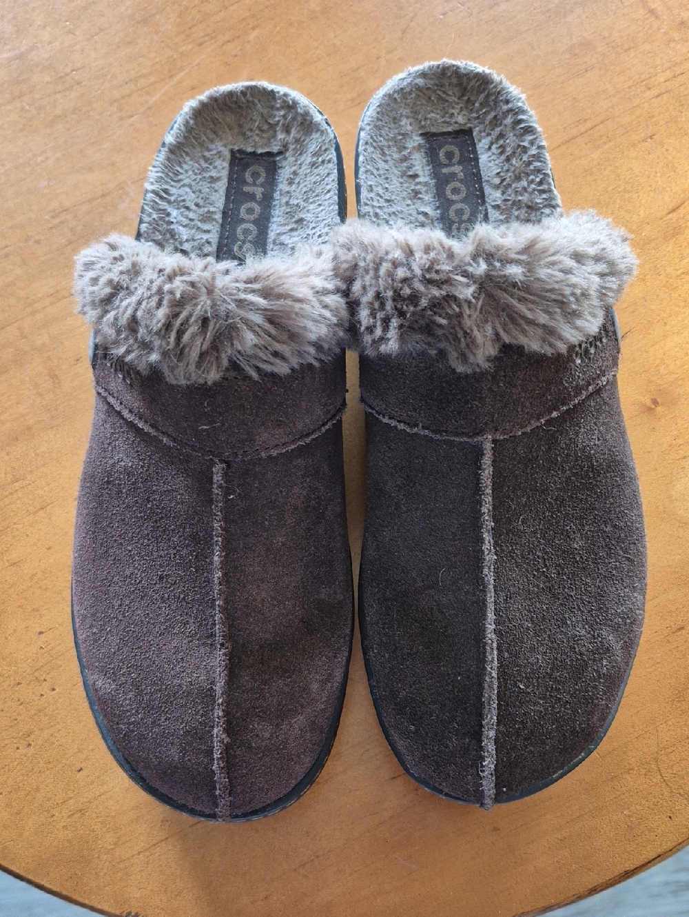 CROCS Women’s Brown Suede Faux-Fur Lined Clogs Sz 8. EUC